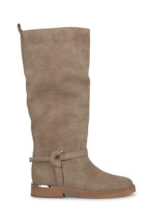 Botte en daim taupe haute avec un embout rond, semelle plate et accents en métal argenté. Présente une sangle décorative avec un détail en boucle.