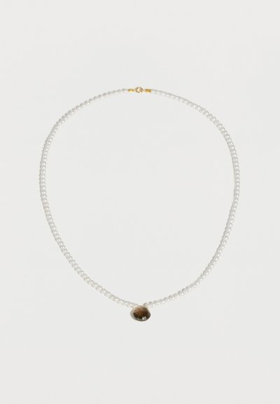 Ευαίσθητο μαργαριταρένιο κολιέ με μικρό στρογγυλό μενταγιόν από καπνίζον χαλαζία και χρυσό κούμπωμα σε λευκό φόντο.