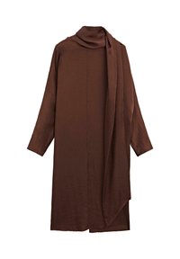 Lange bruine kledingstuk met een capuchonhals en gedrapeerde stof. Beschikt over lange mouwen en een gladde textuur, wat zorgt voor een ontspannen pasvorm.