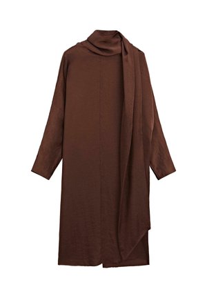 Lange bruine kledingstuk met een capuchonhals en gedrapeerde stof. Beschikt over lange mouwen en een gladde textuur, wat zorgt voor een ontspannen pasvorm.
