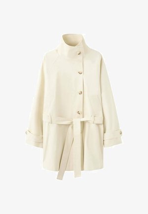 Crème-kleurige jas met knopen, hoge kraag, ceintuur in de taille en geribbelde manchetten, tentoongesteld op een witte achtergrond.
