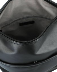 Borsa nera in pelle con una superficie liscia, chiusura superiore con zip e un ampio interno, dotata di una piccola tasca con zip e di un'etichetta del marchio.