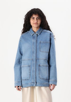 Veste en denim bleu clair avec un col, quatre poches à l'avant, des manches longues et une coupe décontractée. Texture lisse et design casual.