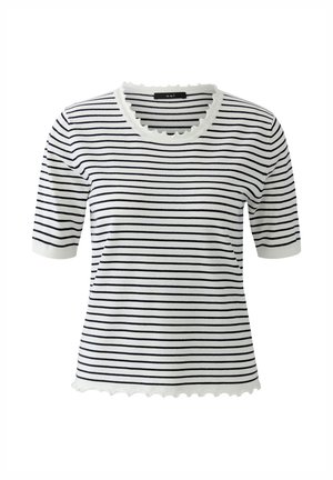 Chemise blanche à manches courtes avec des rayures horizontales bleu marine et des bords froncés au niveau du col, des manches et de l'ourlet, présentée sur un fond blanc.