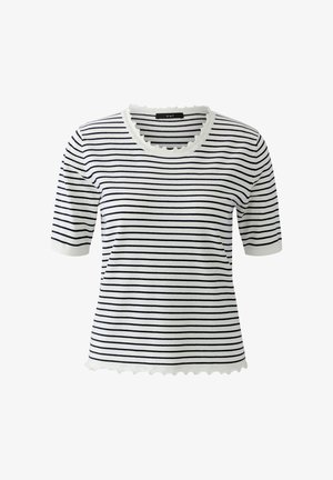 Chemise blanche à manches courtes avec des rayures horizontales bleu marine et des bords froncés au niveau du col, des manches et de l'ourlet, présentée sur un fond blanc.