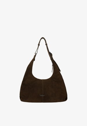 Brązowa zamszowa torebka o zaokrąglonym kształcie, z regulowanym paskiem i zamkiem błyskawicznym, z subtelnym logo na przodzie.