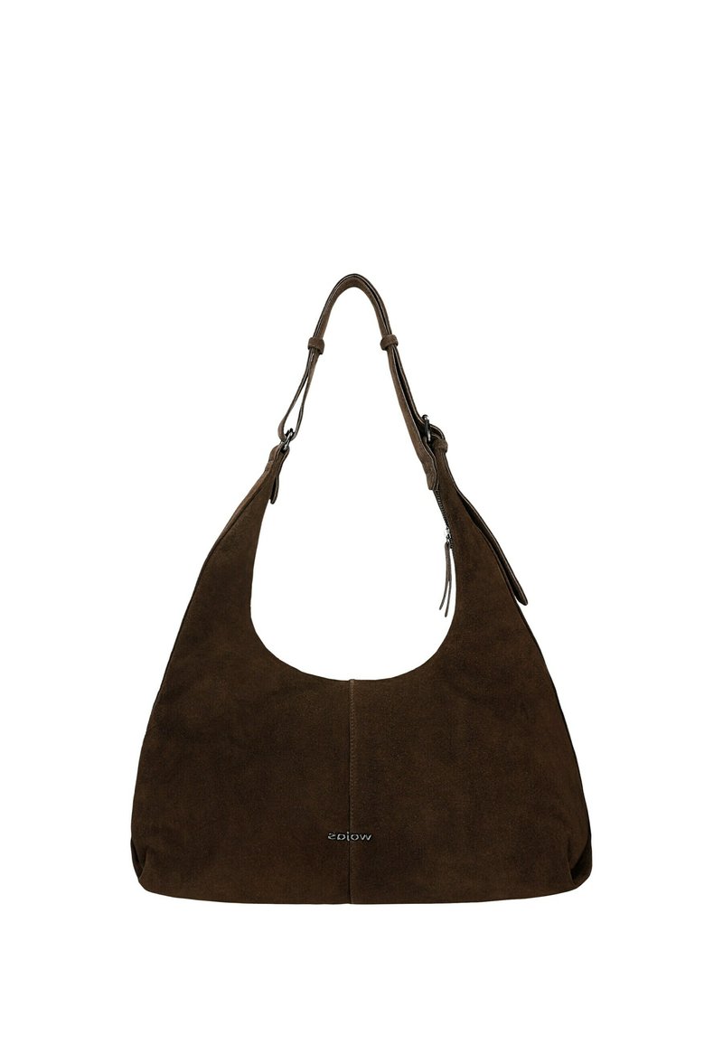 Hnědá semišová kabelka s zakřiveným tvarem, nastavitelným popruhem a zipem, s jemným logem na přední straně.