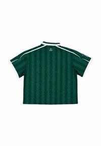 Polo vert foncé à manches courtes avec rayures verticales à motifs, bordure de col blanche, bordures blanches aux manches et petit logo blanc "PXP" sur le haut du dos.