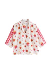 Camisa blanca de manga corta con botones, con patrones de corazón sagrado y estrellas en rojo y dorado, y rayas de corazón rosa y chevron en las mangas.