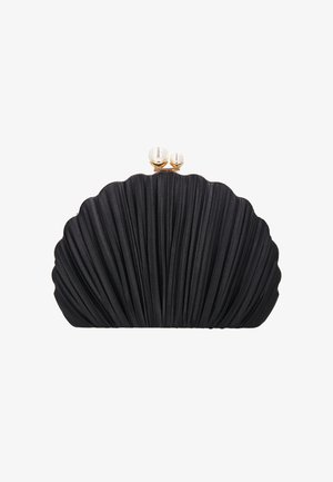 Sort clutch taske formet som en skal med plisseret tekstur og guldlås toppet med to perledekorationer.