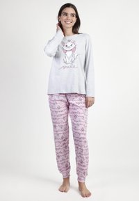Camiseta gris de manga larga con un gráfico de un gato y el texto "Marie"; pantalones de pijama rosas con un patrón repetido de gatos y texto; hechos de tela suave.