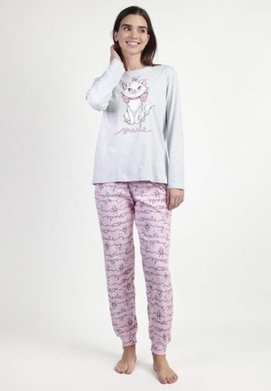 Camiseta gris de manga larga con un gráfico de un gato y el texto "Marie"; pantalones de pijama rosas con un patrón repetido de gatos y texto; hechos de tela suave.