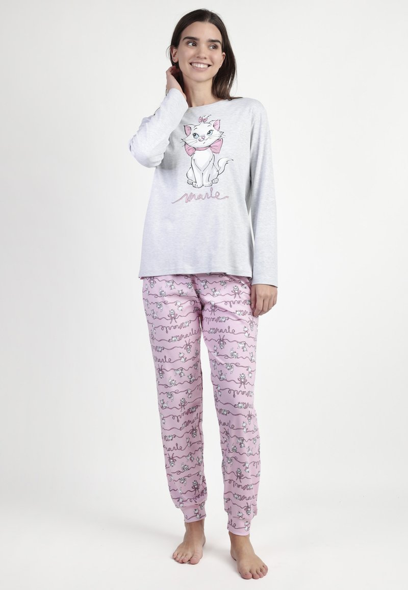 Camiseta gris de manga larga con un gráfico de un gato y el texto "Marie"; pantalones de pijama rosas con un patrón repetido de gatos y texto; hechos de tela suave.
