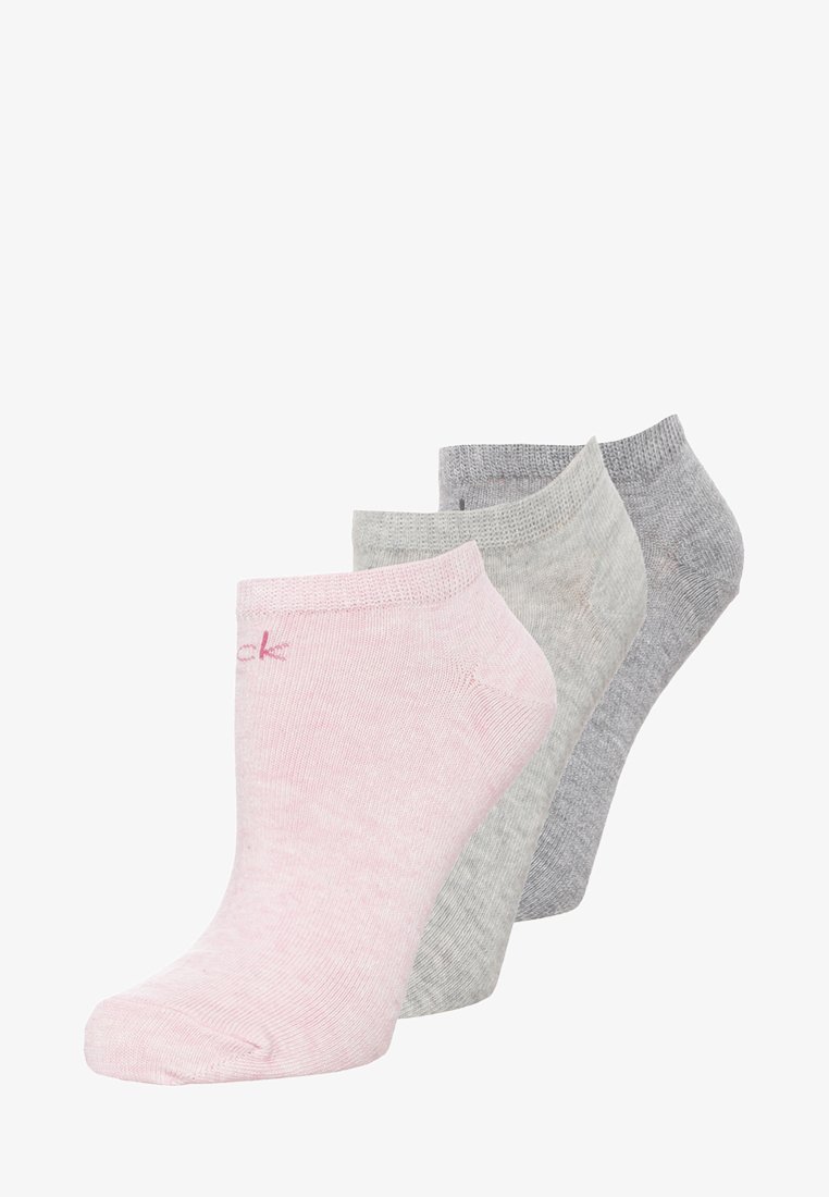Tris porų kulkšninių kojinių: vienos šviesiai rožinės, vienos šviesiai pilkos ir vienos tamsiai pilkos; pagamintos iš medvilnės mišinio su lygiu paviršiumi ir trumpu dizainu.