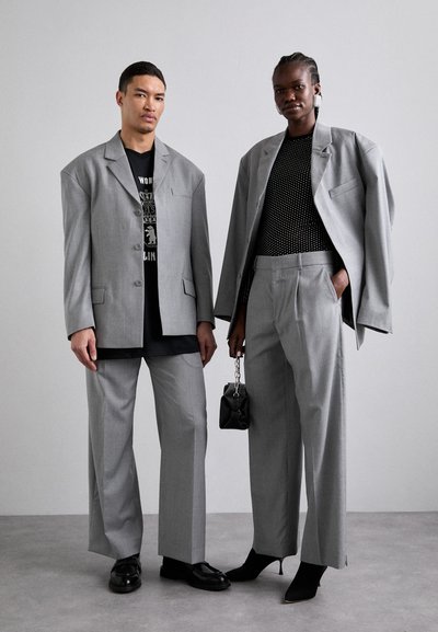 032c WIDE LEG SUIT TROUSERS UNISEX - Hlače - grey melange