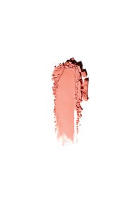 Blush poeder in een zachte perziktoon, met een gladde textuur en een matte afwerking, aangebracht in een rechthoekige vorm met verspreide fijne deeltjes.