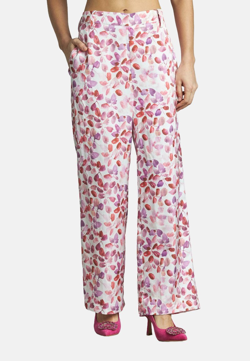 Bloemen wijde benen broek van lichte stof, met een witte basis en roze en paarse bladerenpatronen. Inclusief zijzakken en een gladde tailleband.