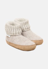 Pantofole di lana con corpo in feltro grigio chiaro e bordo a coste. Suola in suede morbido con dettagli cuciti e piccolo etichetta del marchio.