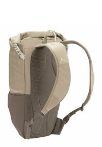 Beige Rucksack mit strukturiertem Finish. Verfügt über gepolsterte, verstellbare Träger, Seitentaschen und einen Rollverschluss. Strapazierfähiger Stoff mit Mesh-Akzenten.