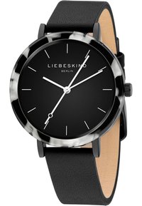 Zwarte leren bandhorloge met een ronde zwarte wijzerplaat, witte uurmarkeringen en een onderscheidende zwart-grijs gemarmerde bezel. Merk: Liebeskind, Berlijn.