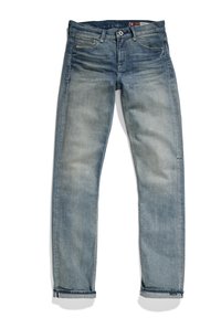 Vaqueros de mezclilla azul claro con un acabado desgastado, diseño de pierna recta, puños doblados, estilo de cinco bolsillos y detalles de costura en contraste.