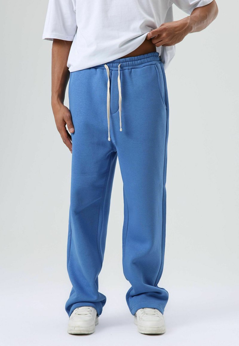 Lichtblauwe joggingbroek met een tailleband met trekkoord, zijzakken en een ontspannen pasvorm. Gemaakt van zachte, gestructureerde stof.