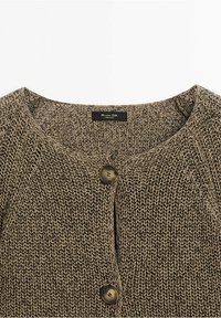 Cardigan in maglia Brook di colore marrone con scollatura rotonda, due bottoni grandi e un motivo testurizzato su tutta la superficie. Etichetta visibile all'interno.