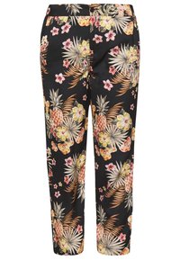 Zwarte broek met een tropisch patroon van ananassen, palmbladeren en roze, gele en oranje hibiscus bloemen.