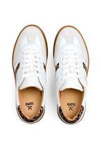 Weiße Sneakers mit Wildlederelementen, Leopardenmuster auf der Ferse, strukturiertem Gummisohle und weißen Schnürsenkeln. Das Innere verfügt über einen beige Liner.