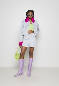 Vintage Supply RAW HEM - Calções de ganga - light wash