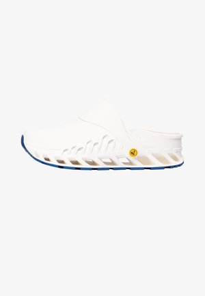 Weiße wasserdichte Clogs mit ausgeschnittenen seitlichen Lüftungsöffnungen, einem soliden Design, einer blauen Sohle und einem gelben Akzent in der Nähe der Ferse für zusätzlichen Halt.
