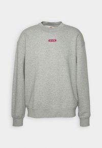 Felpa grigia in cotone, con collo rotondo, maniche lunghe e logo rosso Levi's ricamato sul petto. Texture morbida.