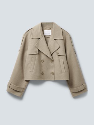 Beige kort ull dobbeltspent jakke med brede revers, knappe-lukket klaffelommer og stropdetaljer på ermer og skuldre.