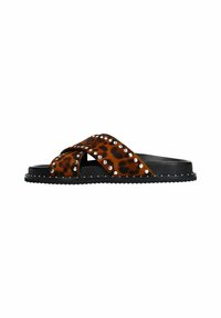 Leopard print slipper sandaal met een cross-strap ontwerp met zilveren studs, een zwarte rubberen zool en een zachte textuur.