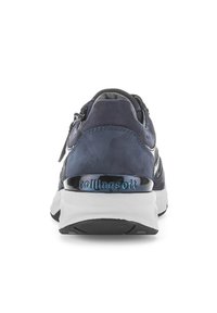 Marineblauwe sneaker met een gladde bovenkant, voorzien van een ritssluiting en een Rollingsoft-logo op de hiel. Textuurofzet voor grip.