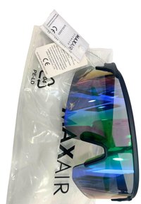Occhiali da sole con montatura nera, lenti sfumate con tonalità di verde, blu e viola. Inclusi tag e confezione con il marchio "MAXAIR."