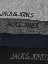 Három pár Jack & Jones zokni különböző árnyalatokban: világosszürke, sötétszürke és tengerészkék, a márkanevével beletrikolorozva az anyagba.