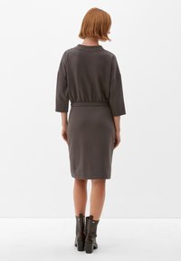 s.Oliver BLACK LABEL MIT TAILLENGÜRTEL - Jurk - mokka