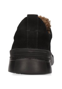 Schwarze Wildleder-Sneaker mit strukturiertem Gummisohle, runder Form und weichem braunem Innenfutter; hat eine niedrige Ferse und ein minimalistisches Design.