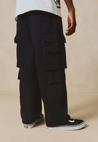 Next REGULAR FIT - Pantaloni cargo - black
