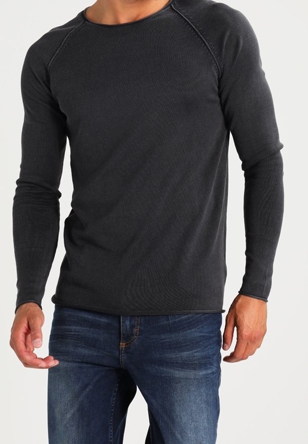 Maglietta a maniche lunghe grigia scura in tessuto testurizzato, con collo tondo e maniche raglan, abbinata a jeans in denim blu.