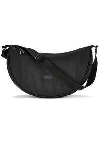 Bolso bandolera negro con forma semicircular, hecho de un material liso. Cuenta con una correa ajustable y un sutil detalle de logo.