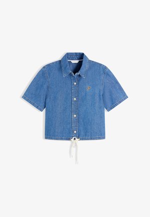 Kortærmet blå denimskjorte med knapper, krave, lille broderet logo på brystet og hvid snøre i kanten.