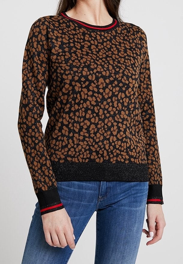 Bruine en zwarte gebreide trui met een gevlekte print, kraag met rode accenten en zwarte geribbelde manchetten. Soepele textuur, klassieke pasvorm.