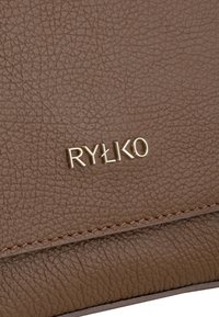 Rudas odinis rankinės tekstūra su įspaustu prekės ženklu "RYŁKO" auksinėmis raidėmis. Išsami siuvimo detalė papildomai pagyvina dizainą.
