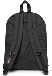 Zaino in tessuto nero con spallacci imbottiti, tasca interna e manico superiore; presenta una texture liscia e un design minimalista.