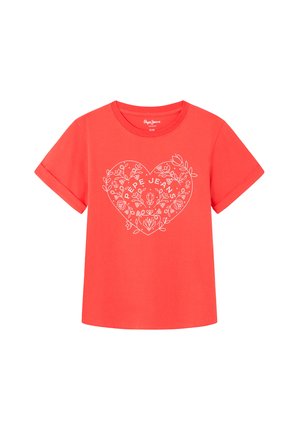 Camiseta de algodón en color coral con mangas cortas y cuello redondo. En el frente, hay un gráfico de corazón blanco con diseños florales y el texto "Pepe Jeans" centrado.