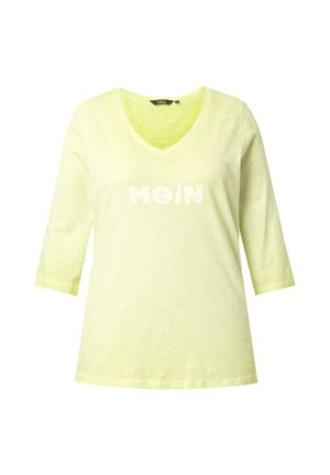 Lichtgele t-shirt met driekwart mouwen, een V-hals en de tekst "MOIN" met een ankerpictogram in wit. Zacht, gestructureerd materiaal.