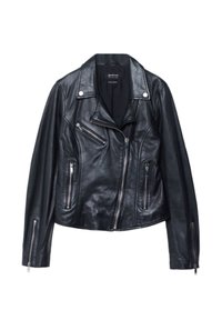 Zwarte leren motorjack met een cropped ontwerp, diagonale ritszakken en zilverkleurige hardware accenten. Gladde textuur, klassieke kraag.