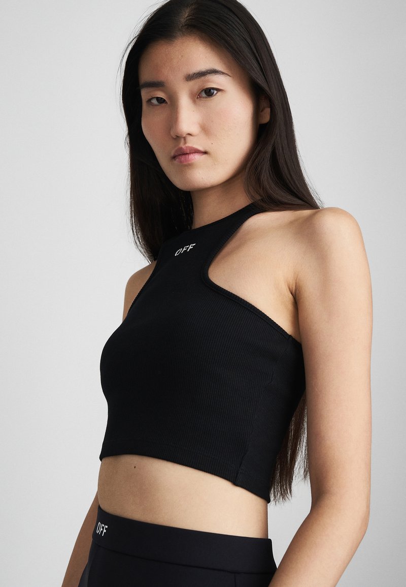 Czarny prążkowany crop top o unikalnym asymetrycznym fasonie, z wysokim dekoltem i wyszytym z przodu napisem "OFF".